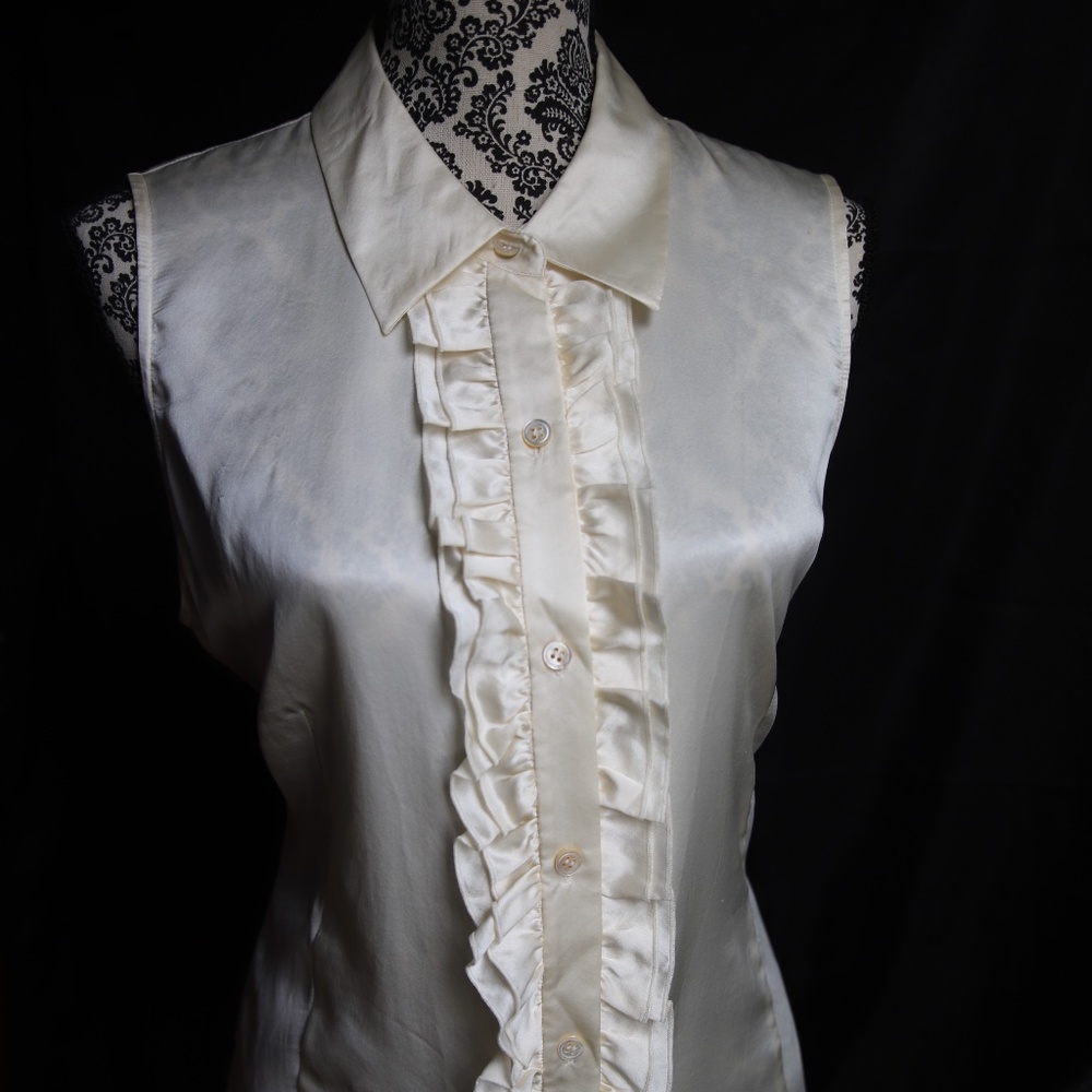 LIZ CLAYBORN TUXEDO RUFFLE BUTTON DOWN CREAM SLEEVELESS 100% SILK